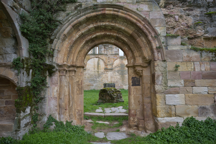 Puerta de los monjes en el claaustro del monasterio de moreruela